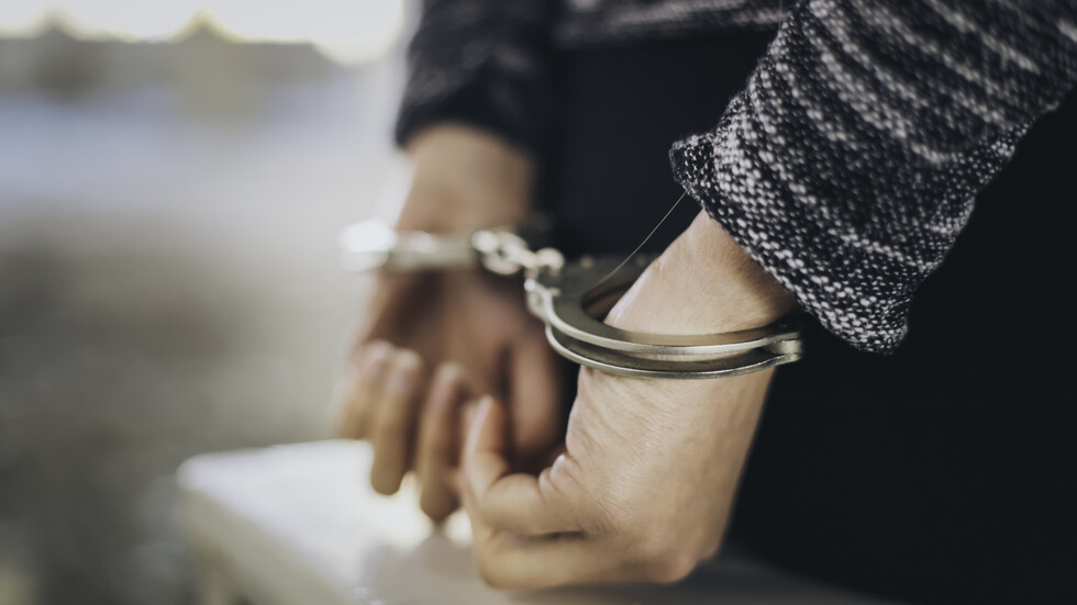 Двама непълнолетни младежи са задържани за побой над възрастен мъж от Петърч