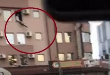 Полугол самоубиец смрази десетки очевидци, иска да скача от столичен хотел (ВИДЕО)