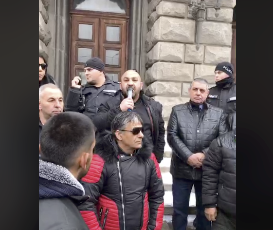 Роми с протест пред Министерски съвет - скандират "Българи юнаци"!