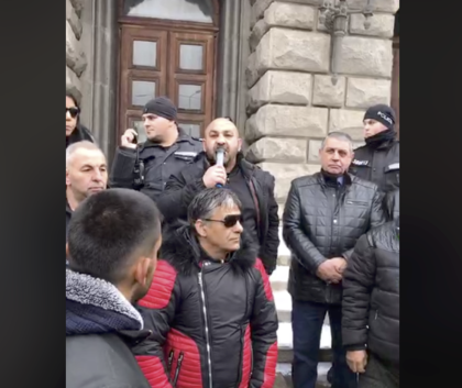 Роми с протест пред Министерски съвет - скандират