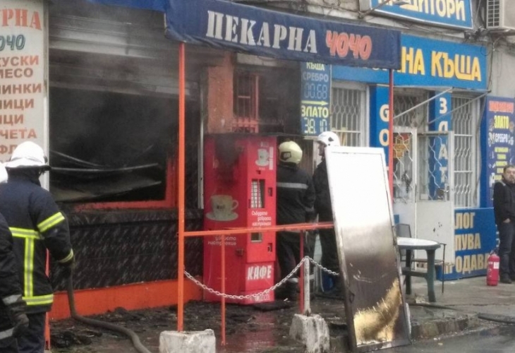 Жесток пожар изпепели пекарна в центъра на Варна, продавачка едва се спаси от пламъците!