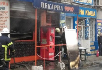 Жесток пожар изпепели пекарна в центъра на Варна, продавачка едва се спаси от пламъците!