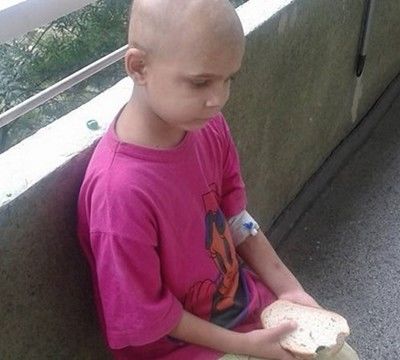 Затрупаха с подаръци 9-годишния Мустафа, оставен сам от родителите си в онкото (снимки)