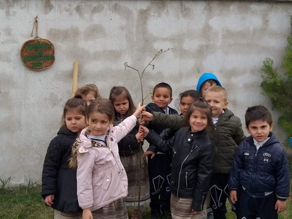 Благоевград: Дърво на поколенията засадиха децата от Детска градина „Радост“ в Симитли по повод „Седмица на гората“