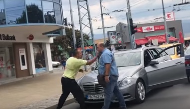Шофьори си биха шамари в Кючука ВИДЕО