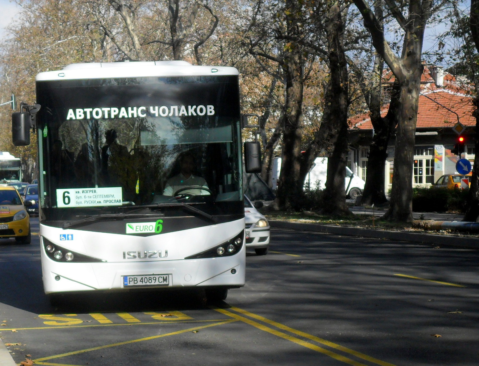 От 12:00 ч. градските автобуси възстановяват маршрута си през кръстовището на 