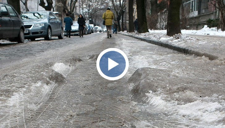 Тротоарите в Русе за ледени пързалки