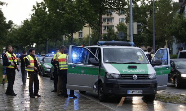 Броят на жертвите в Мюнхен расте, търсят още стрелци