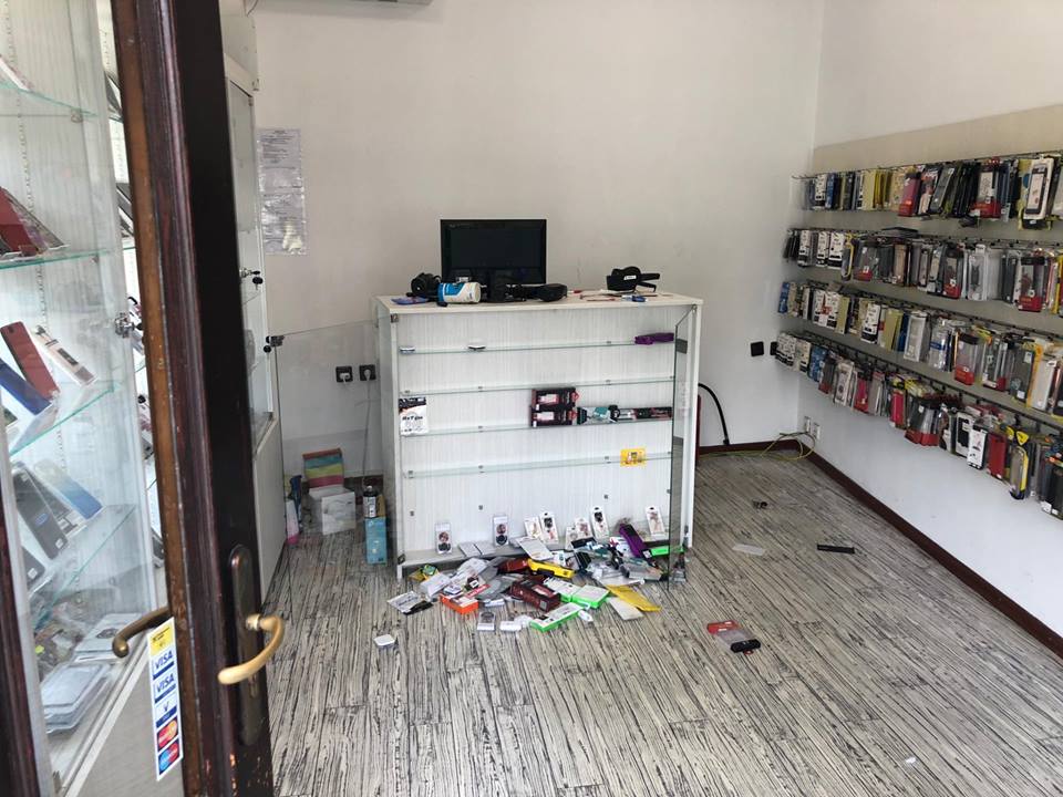 Батални сцени в Пловдив! Клиент потроши магазин за GSM-аксесоари в Капана и се сби със собственика! СНИМКИ