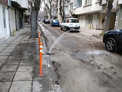 Варна: Течаща вода по ул. „Цар Асен“ затрудни трафика в центъра на града