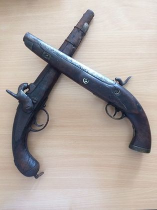 Иззеха голямо количество старинни оръжия в Мездра, мъж е задържан