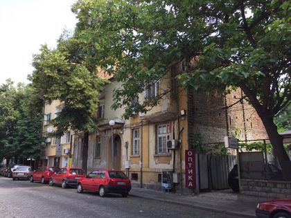 ОБЕЩАНО! Проверяват опасната стара къща зад