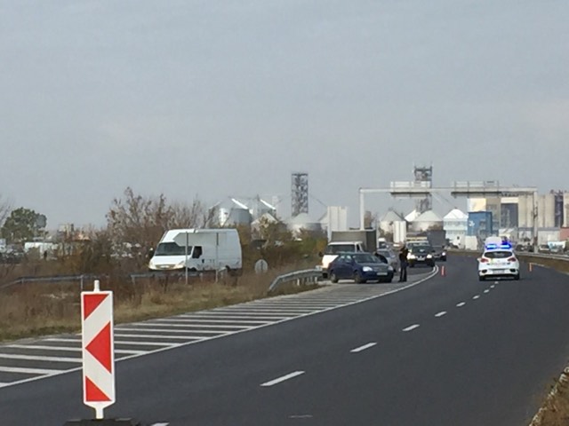 Отцепиха пътя към Пловдив! Пренасочват движението към магистралата (СНИМКИ)