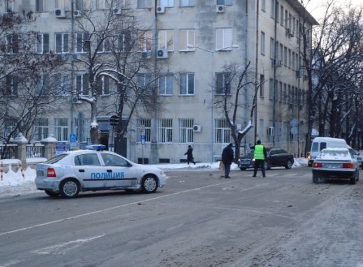 Шофьорка помете две деца на 