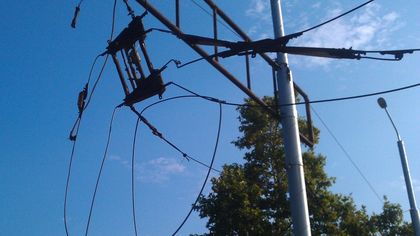 Провиснали тролейбусни жици затрудниха движението по бул.
