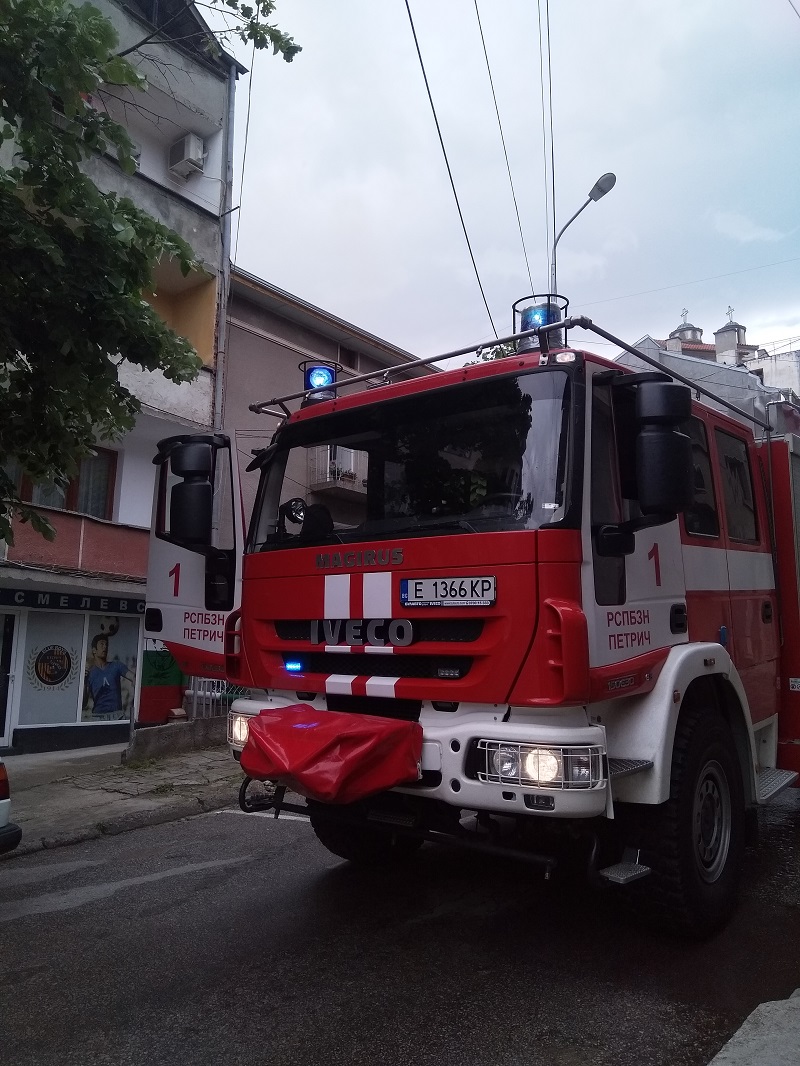 Благоевград: Пожар гори в къща на улица „Пощенска“ в Петрич, няма пострадали