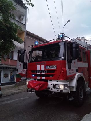 Благоевград: Пожар гори в къща на улица „Пощенска“ в Петрич, няма пострадали