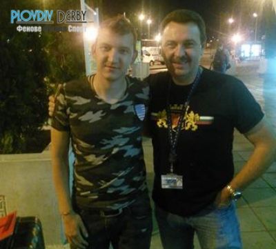 СНИМКА: Фен на Ботев Пловдив посрещна Тодор Неделев в България!