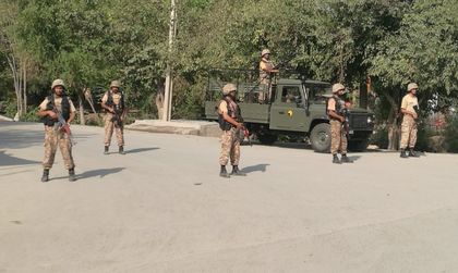 Бомбен атентат срещу съд в Пакистан взе 12 жертви