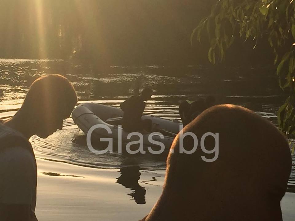 Дойде дрона! Водолазите са вече под вода! СНИМКИ