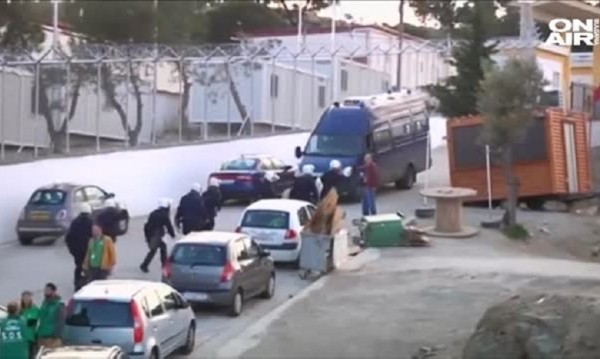 Мигранти с камъни срещу полицаите на Лесбос
