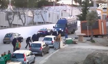 Мигранти с камъни срещу полицаите на Лесбос