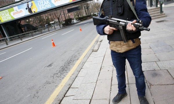 В Турция издирват трима, които щели да нападнат на оживени места