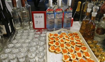 В Русия съм... Посегнаха на водката и мезетата!