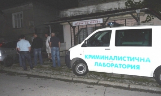 Първи СНИМКИ от зловещото клане в Шумен, отвеждат касапина с белезници