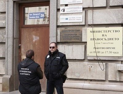 Прокуратурата обявява на колко от задържаните при акцията в ДАБЧ ще повдигне обвинения