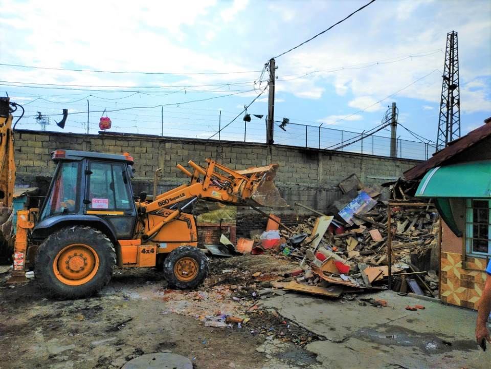 Багери сринаха 20 бараки в ромската махала на Бургас (СНИМКИ)