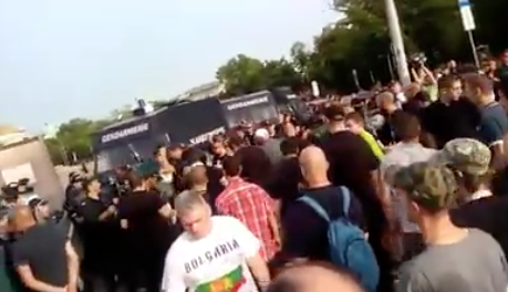 ЕКСКЛУЗИВНО ВИДЕО: Първи сблъсъци между полиция и протестиращите срещу гей парада