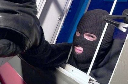 Апаши задигнаха ценни антики, злато, сребро и крупна сума от апартамент в Бургас