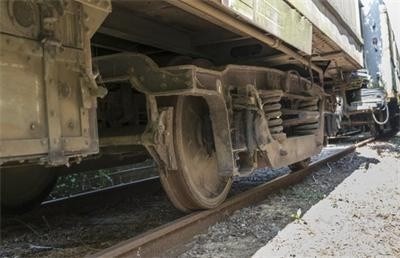 Мъж е с опасност за живота след удар от товарен влак при гара Сливница