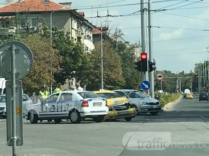 Мерцедес помля такси на кръстовище в Пловдив! Зверско задръстване в района СНИМКИ