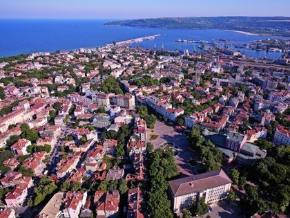Варна: Голямо количество земна маса е паднала на локално платно, част от бул. „Васил Левски“, няма информация за пострадали при инцидента