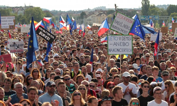 Чешкият премиер ще оцелее въпреки масовите протести, но колко още?