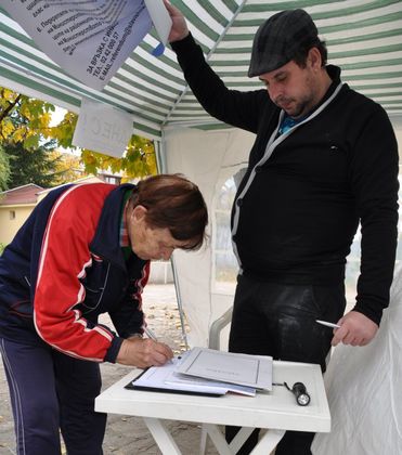"Шоуто на Слави" с подписка за референдум и в Хасково