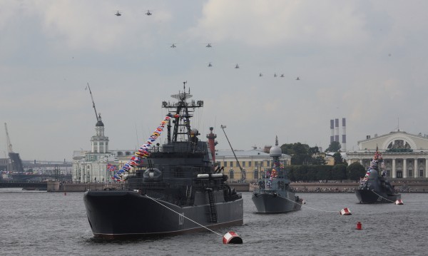 Русия демонстира военноморска сила на голям парад