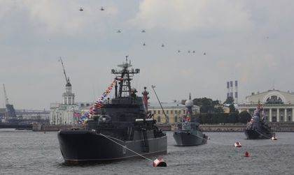 Русия демонстира военноморска сила на голям парад