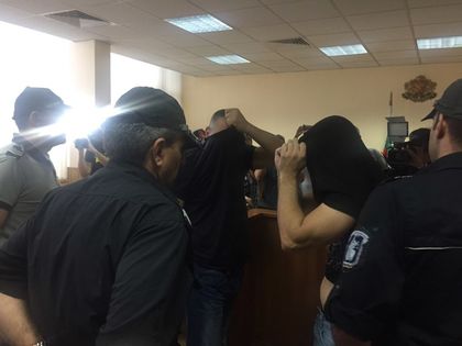 Пловдивските полицаи, обвинени в грабеж, били с кредити - откраднатите цигари са на стойност 300 бона