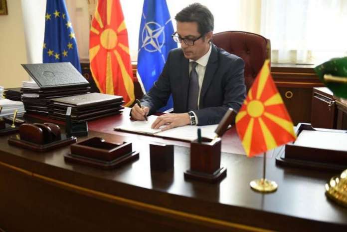 „Нова Македония“ (Македония): Стево Пендаровски подписа закони, неподписани от Георги Иванов