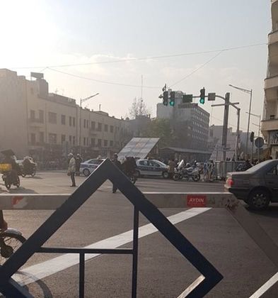 Въоръжени протестиращи атакували военни и полицейски бази в Иран