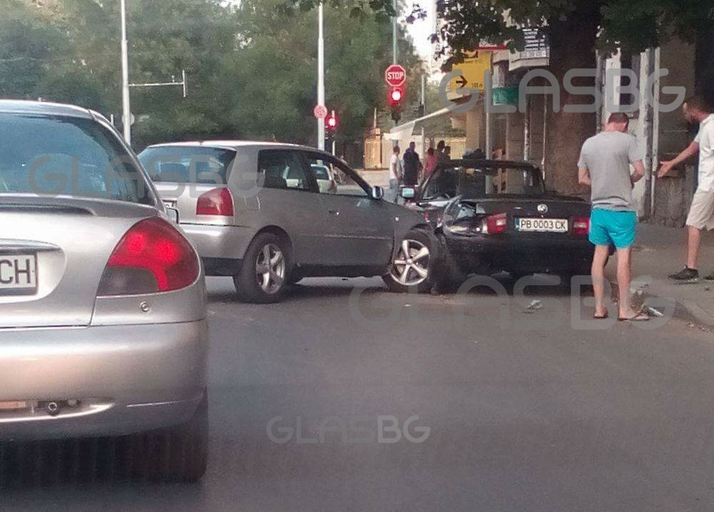 Видяха сметката на гъзарско кабрио пред Нориса в Пловдив! СНИМКИ