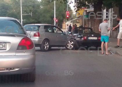 Видяха сметката на гъзарско кабрио пред Нориса в Пловдив! СНИМКИ