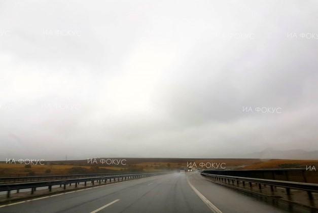 Кюстендил: С нормална интензивност е трафикът по пътищата в областта, пътните настилки са мокри
