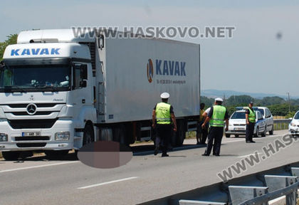 Тираджията, прегазил колега на магистрала
