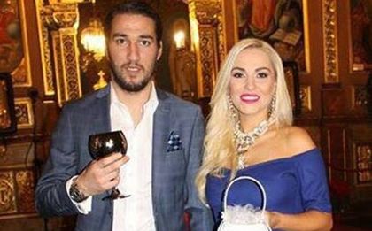 Попето с послание за рождения ден на любимата си