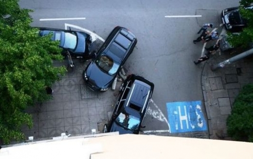 Джип с роми удари друг, помляха паркирани коли