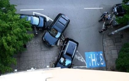 Джип с роми удари друг, помляха паркирани коли